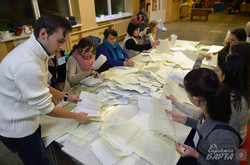 Підрахунок голосів на виборчих дільницях Львова (ФОТО)