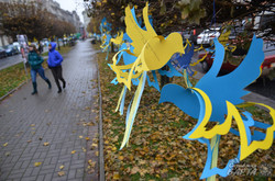 У Львові кленову алею прикрасили листівками із побажаннями військовим (ФОТО)