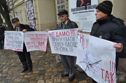 У Львові протестували проти руйнування скверу на площі св. Юра (ФОТО)