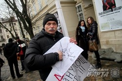 У Львові протестують проти встановлення пам`ятника Шептицьому на території собору святого Юра (ФОТО)