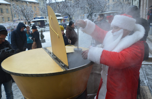 У Львові встановили рекорд із приготування найбільшої кількості глінтвейну (ФОТО)