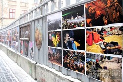 На вулицях Львова розпочалась виставка світлин з Майдану (ФОТО)