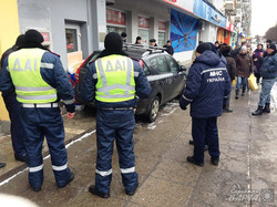 У Львові чоловік забарикадував автомобілем банк, який винен йому гроші (ФОТО)