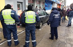 У Львові чоловік забарикадував автомобілем банк, який винен йому гроші (ФОТО)