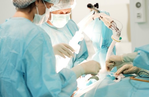 Німецький пластичний хірург безкоштовно оперуватиме дітей у Львові