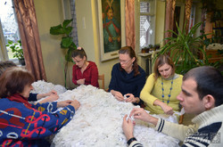 Як у Львові плетуть маскувальні сітки для бійців АТО (ФОТО)