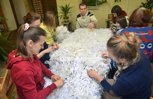 Як у Львові плетуть маскувальні сітки для бійців АТО (ФОТО)