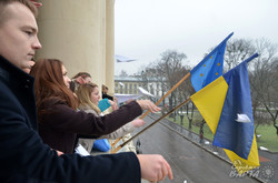 Львівські студенти запустили паперові літачки на підтримку Савченко (ФОТО)