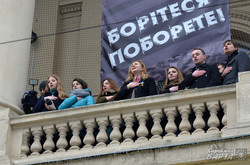 Львівські студенти запустили паперові літачки на підтримку Савченко (ФОТО)