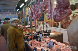 Як міністр агрополітики Олексій Павленко купував сир на ринку «Шувар» (ФОТО)