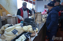 Як міністр агрополітики Олексій Павленко купував сир на ринку «Шувар» (ФОТО)