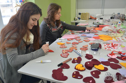 У Львові дівчата виготовляють валентинки для воїнів АТО (ФОТО)
