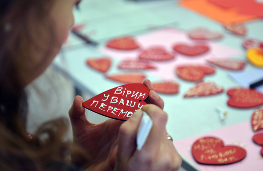 У Львові дівчата виготовляють валентинки для воїнів АТО (ФОТО)