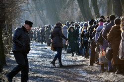 У Львові миряни по півтори доби стоять в черзі до Нерукотворного образу Христа (ФОТО)
