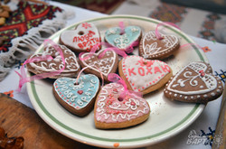 На День Валентина у Львові випікали пряники-поцілунчики та малювали кохання (ФОТО)