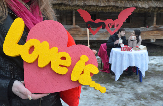 На День Валентина у Львові випікали пряники-поцілунчики та малювали кохання (ФОТО)