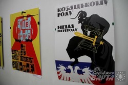 У Львові діє виставка патріотичного плаката "Пам`яті Небесної Сотні та Героїв АТО" (ФОТО)