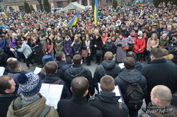 Львівські студенти вшанували героїв Небесної сотні (ФОТО)