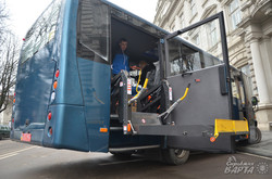 У Львові інвалідам з Донеччини передали автобус, обладнаний для людей з особливими потребами (ФОТО)