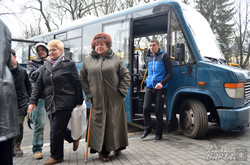 У Львові інвалідам з Донеччини передали автобус, обладнаний для людей з особливими потребами (ФОТО)
