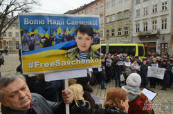 У Львові жіночі об’єднання вийшли на акцію в підтримку Надії Савченко (ФОТО)
