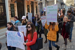 У Львові відбувся феміністичний марш «Права замість квітів» (ФОТО)