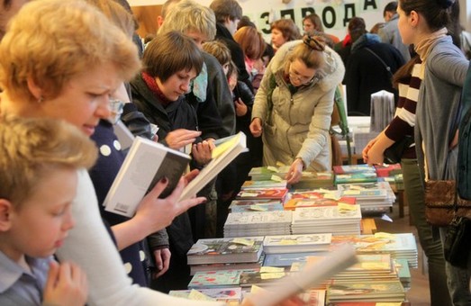 У Львові проходить Великий весняний розпродаж "Книги за життя" (ФОТО)