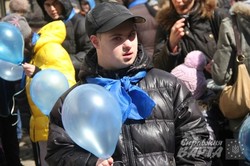 У Львові пройшов флешмоб "Пазл" на підтримку людей з аутизмом (ФОТО)