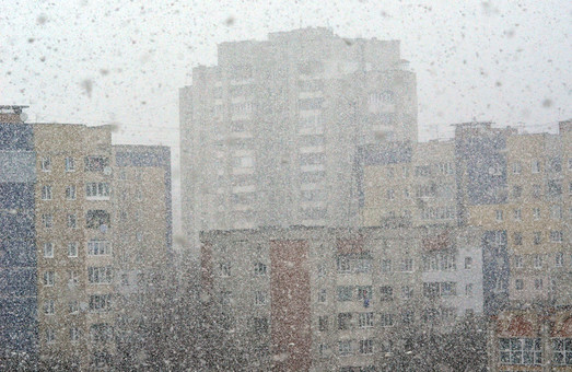 Посеред весни у Львові випав сніг (ФОТО)
