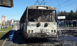У Львові посеред дороги згорів тролейбус (ФОТО)