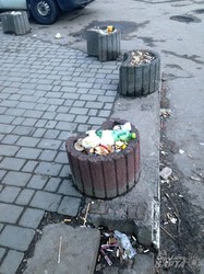 У Львові перед залізничним вокзалом місиво з болта і сміття (ФОТО)