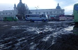 У Львові перед залізничним вокзалом місиво з болта і сміття (ФОТО)