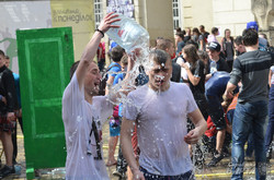 В «обливаний понеділок» у Львові влаштували водяні бої (ФОТО)