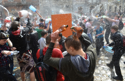 В «обливаний понеділок» у Львові влаштували водяні бої (ФОТО)