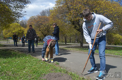 До Дня Землі у Львові прибирали алеї Парку культури (ФОТО)
