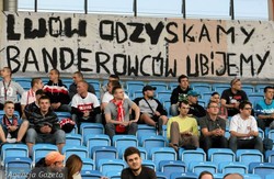 На польському стадіоні вивісили шовіністичні банери