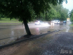У Львові після зливи автомобілі «плавали» по дорогах (ФОТО)
