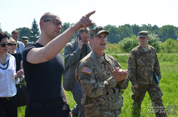 Яценюк відвідав українсько-американські навчання на Яворівському полігоні (ФОТО)