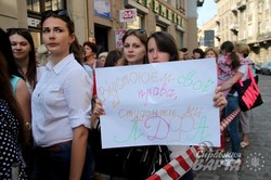 У Львові студенти ЛДФА протестували проти приєднання до ЛНУ (ФОТО)