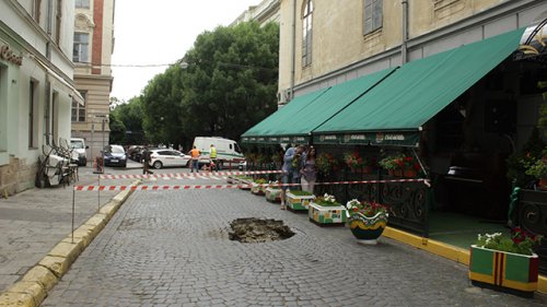 На одній з центральних вулиць Львова утворилась велетенська яма