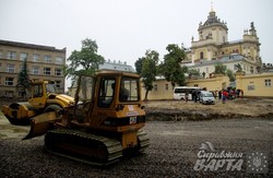 Попри протести роботи у сквері біля собору Юра йдуть повним ходом (ФОТО)