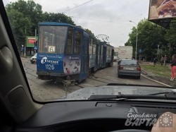 У Львові вантажівка змела з рейок трамвай з пасажирами (ФОТО, ВІДЕО)