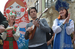 У Львові відвідувачам «Alfa Jazz Fest» пропонували поїсти блінів з лопати (ФОТО)
