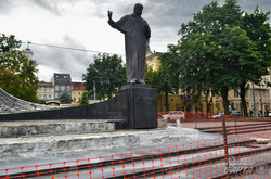 У Львові ремонтують пам'ятник Шевченку (ФОТО)