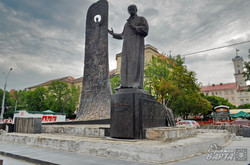 У Львові ремонтують пам'ятник Шевченку (ФОТО)