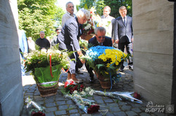 У Львові поклали квіти до пам’ятника розстріляних львівських професорів (ФОТО)