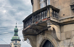 З будинку Апеляційного суду у Львові обсипаються балкони (ФОТО)