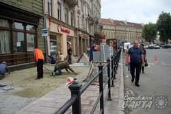 У центрі Львова латають пішохідну частину (ФОТО)