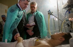 Порошенко відвідав поранених міліціонерів у Львові (ФОТО)