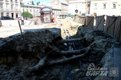 У Львові на площі Митній тривають роботи з заміни комунікацій (ФОТО)